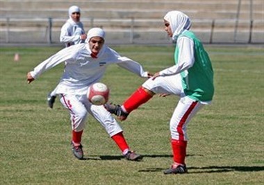 CALCIO CON IL BURQA Abbigliamento femminile